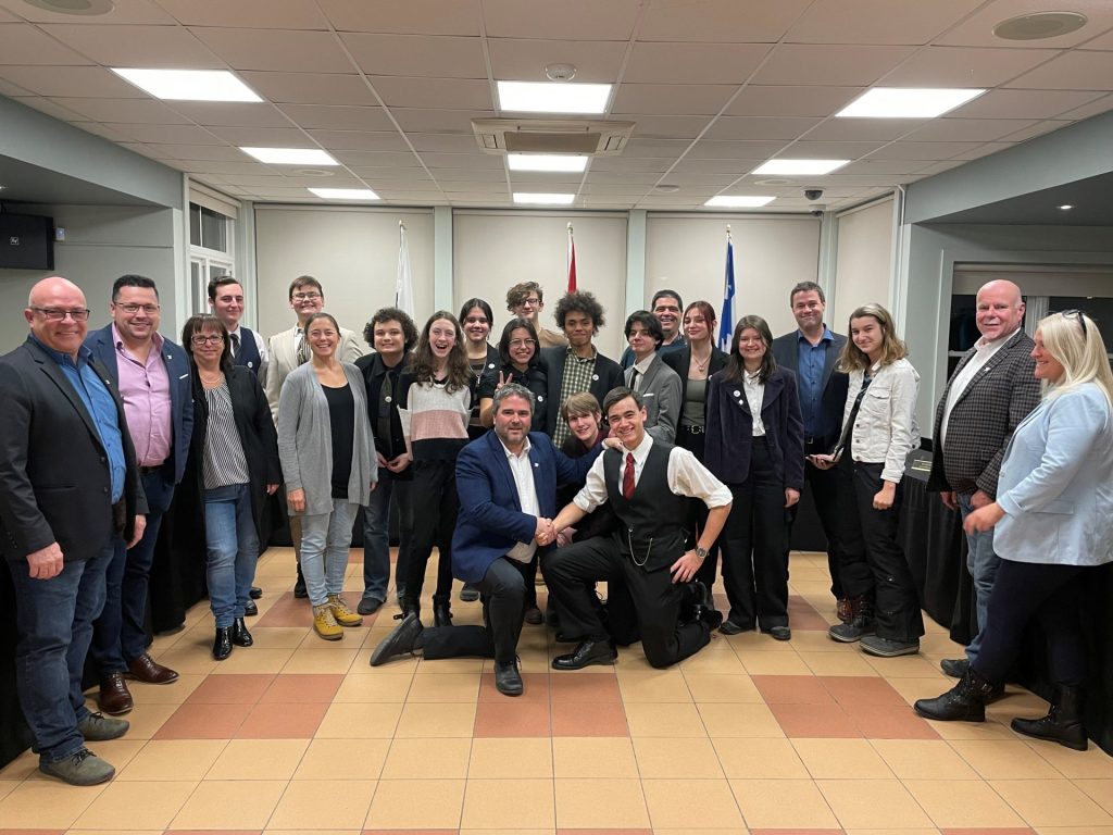 Des jeunes de la Polyvalente des Monts de passage à la séance du conseil municipal