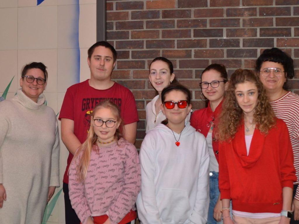 Ici présents, les membres du comité ID2: Catherine Arcand (enseignante TSA FMS), David Wallace, Julianne Paquette, Ahélia Grand Maison, Caroline Baron, (intervenante et transcriptrice Braille), Anaïs Jean- Aurély Ouellette, Zoé Hudon. Absente sur la photo, Emmeraude Zuniga (Photo- Geneviève Moreau)