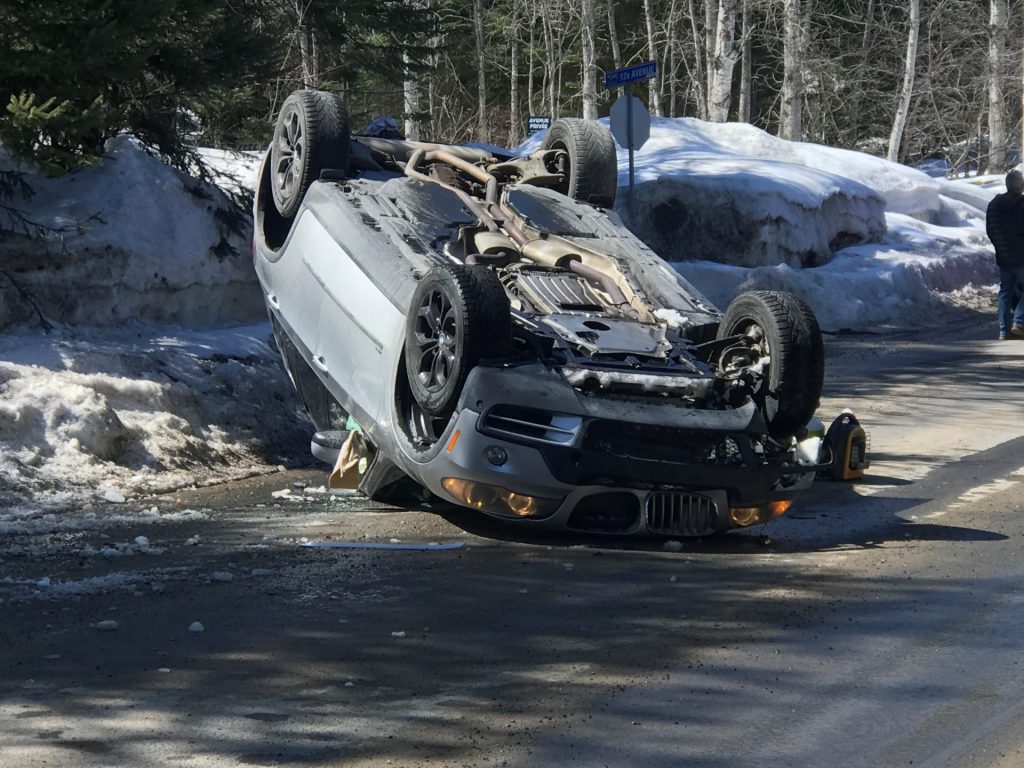 Espérant échapper à la justice, il se réfugie dans une chapelle