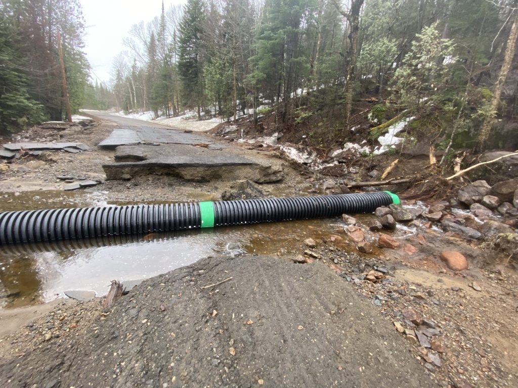 Une route scindée en deux par les eaux à Sainte-Lucie-des-Laurentides