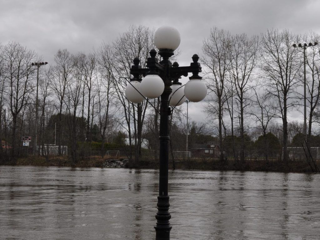 Une aide financière pour soutenir les gens touchés par les inondations