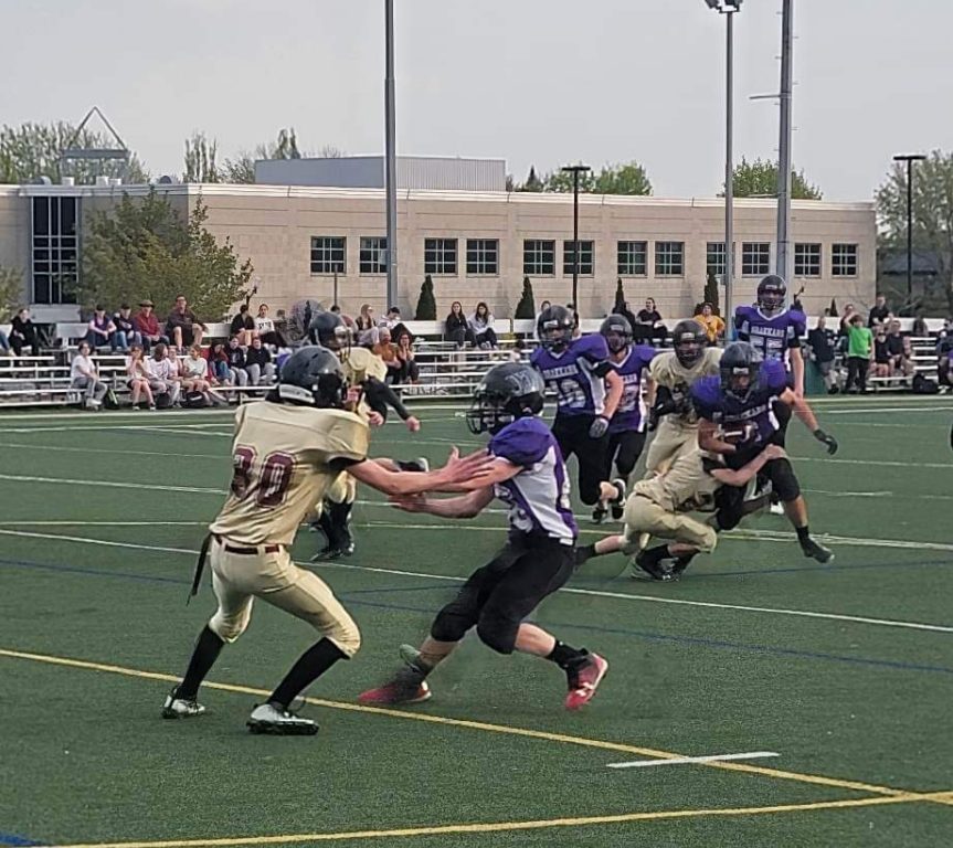 Des jouerus de football en pleine action