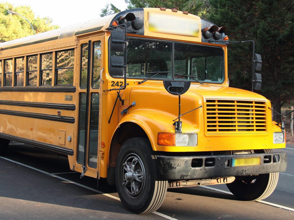 Sortie de route impliquant un autobus scolaire et un cycliste à Lac-Supérieur