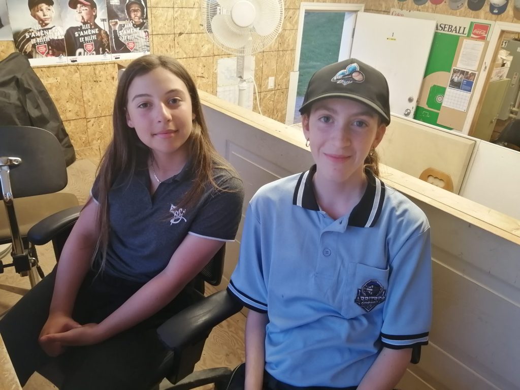 Arbitrer et marquer au baseball, des activités aussi au féminin