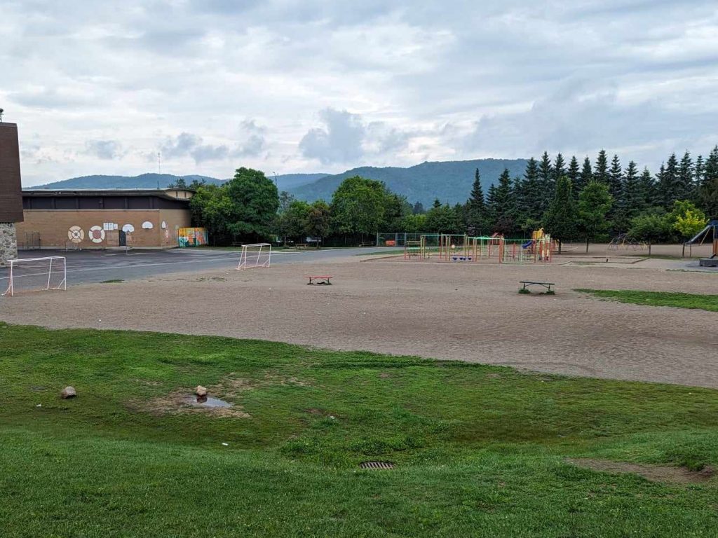 Près de 350 000 $ pour embellir les cours d’école de Bertrand