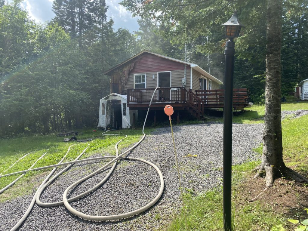 Une maison ravagée par les flammes à Sainte-Lucie-des-Laurentides