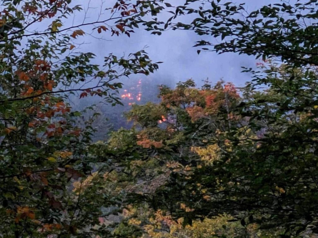 Un incendie fait toujours rage au Mont Baldy à Sainte-Adèle
