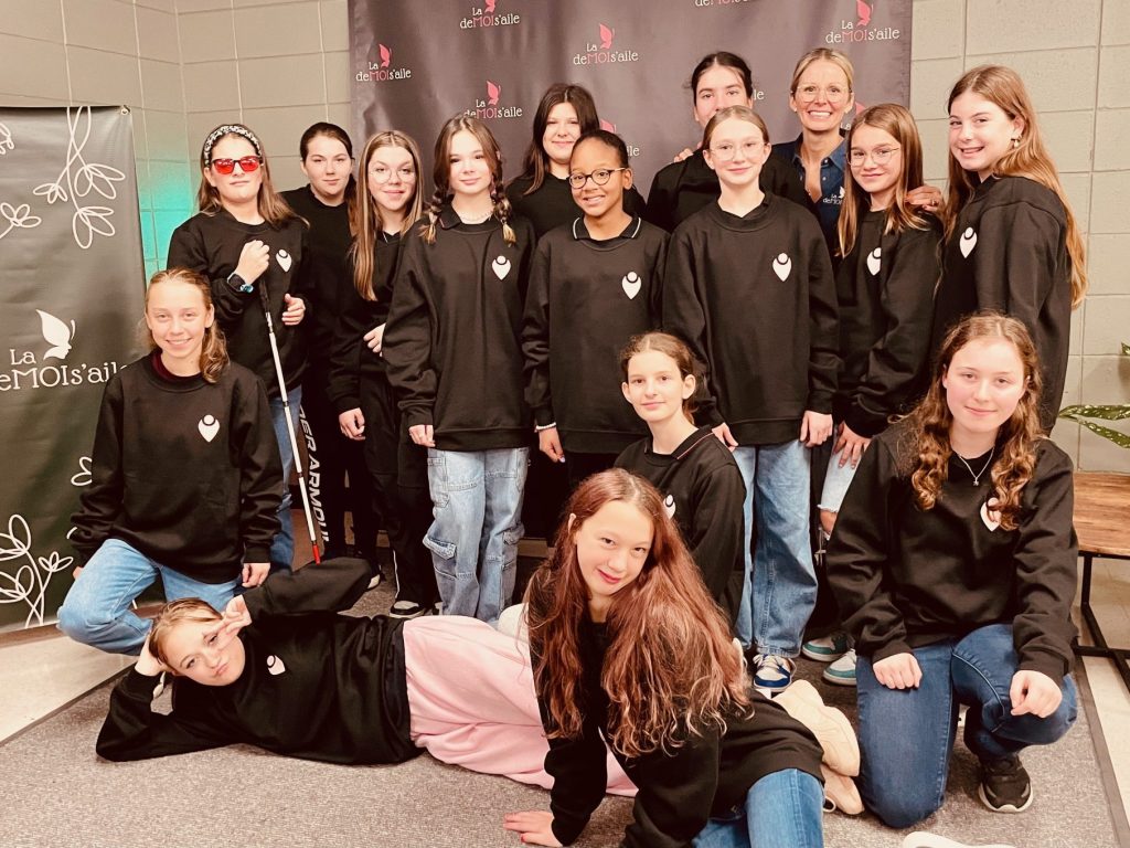 Des jeunes filles avec un chandail noir en deux rangées