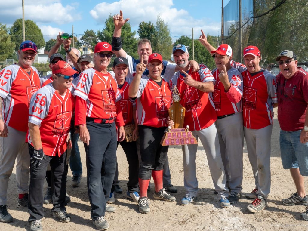 Entretien de Cheminée Réal Audet l’a emporté par le pointage de 14 à 12 sur Chaussures Populaires pour devenir champions de la saison 2023 de la Ligue de Balle-donnée des Jeunes Vétérans. (Photo-gracieuseté)
