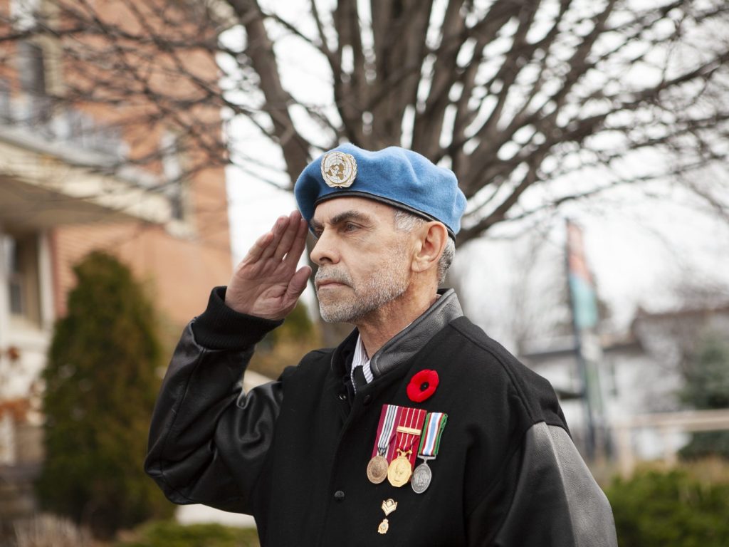 un soldat en uniforme salue le drapeau