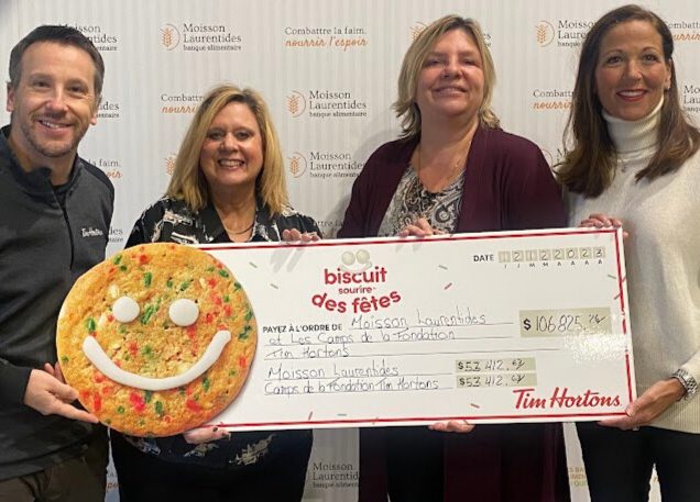 Le directeur régional des Tim Hortons Mathieu St-Cyr, la coordonnatrice au bénévolat et relations externes de Moisson Laurentides, Eve Massicotte, la directrice générale de Moisson Laurentides, Annie Bélanger et la présidente du conseil d’administration de Moisson Laurentides, Annie Blanchard
Photo gracieuseté- Moisson Laurentides