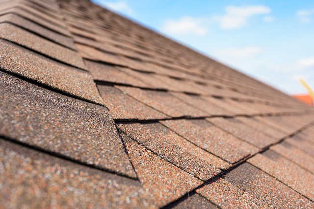 Pourquoi opter pour une toiture en bardeaux d’asphalte?