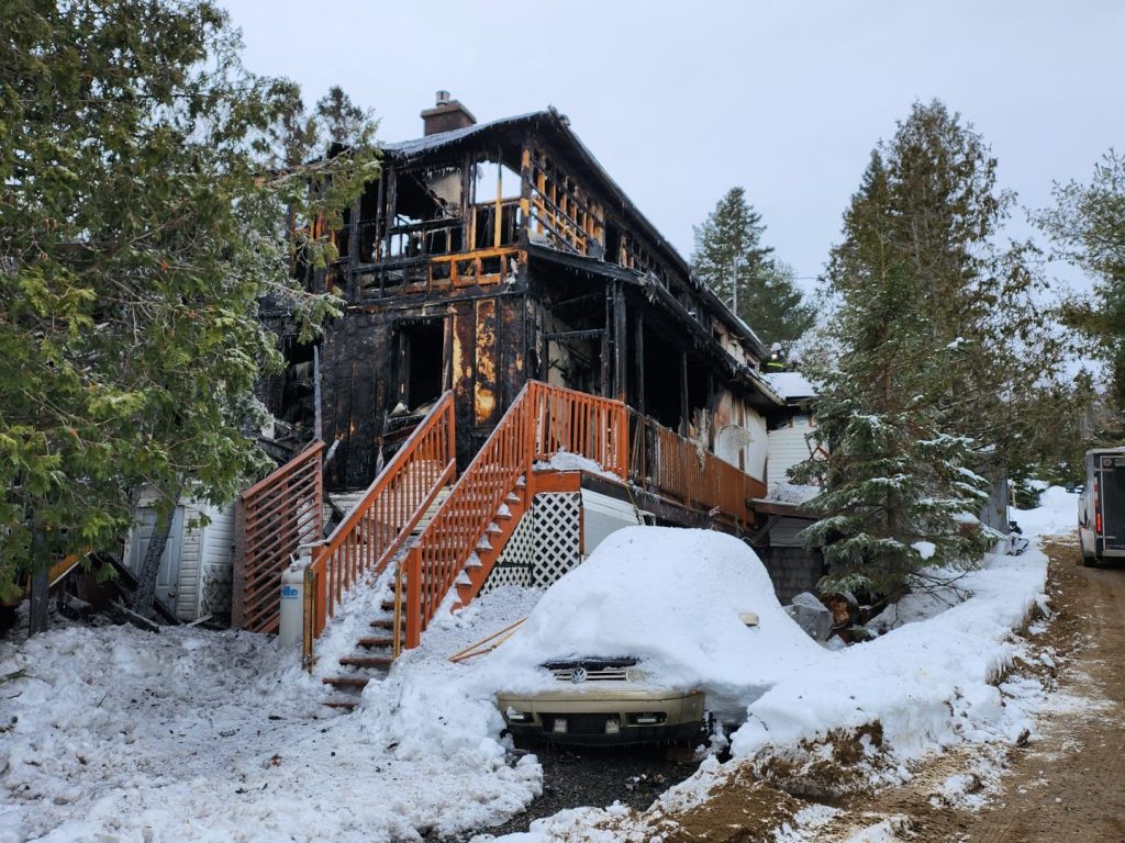 Un homme perd la vie dans un incendie à Val-Morin
