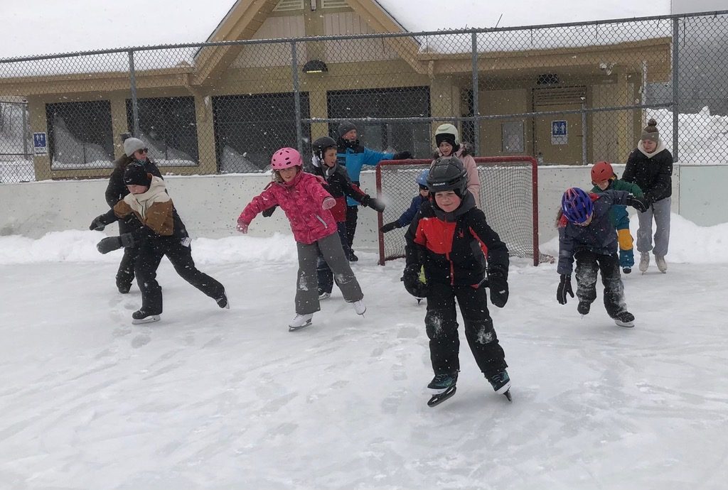 des enfants en patins