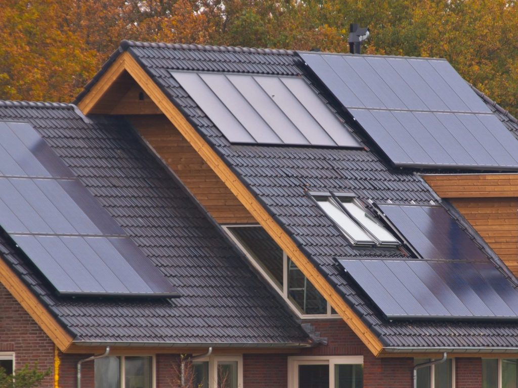 Panneaux solaires sur le toit d'une maison