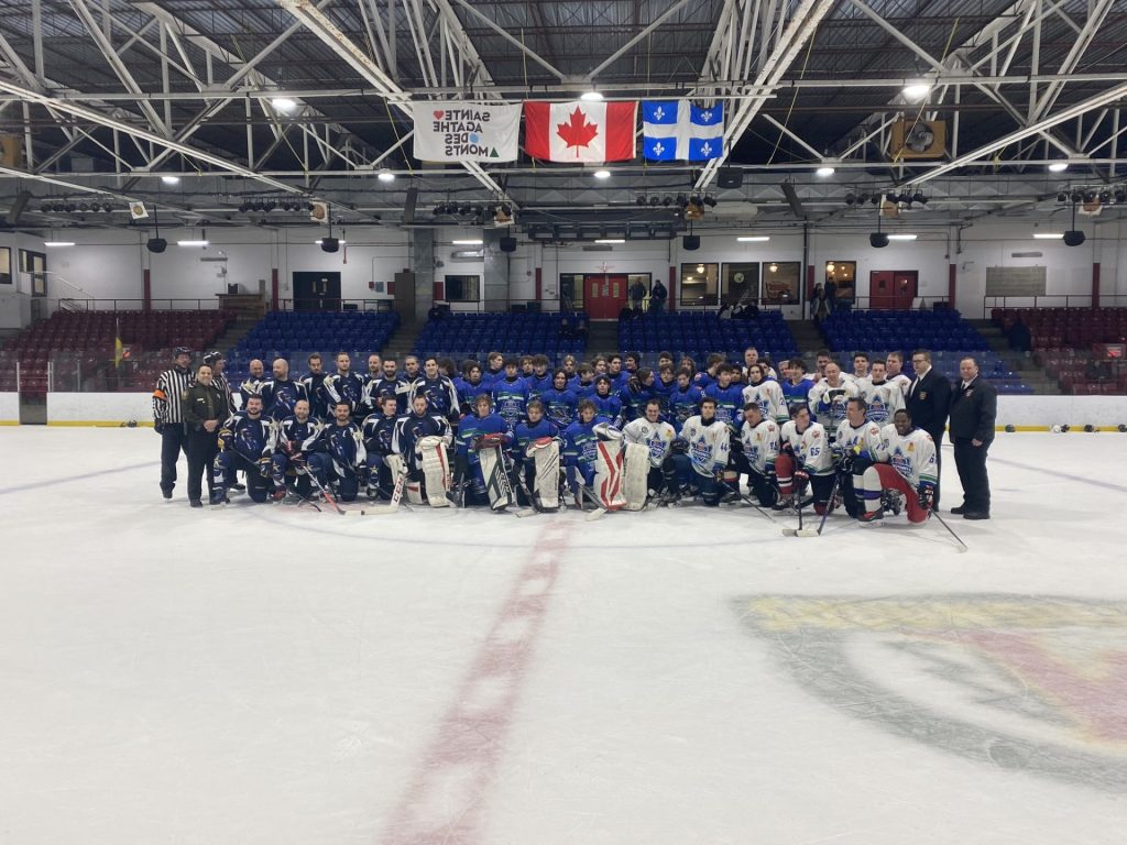 Des joueurs de hockey de la PDM recoivent la visite des pompiers et de policiers