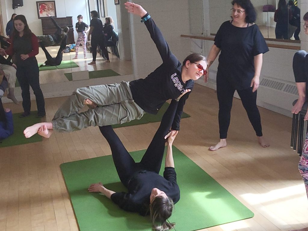 Développer sa confiance grâce à l’acroyoga à la Polyvalente des Monts
