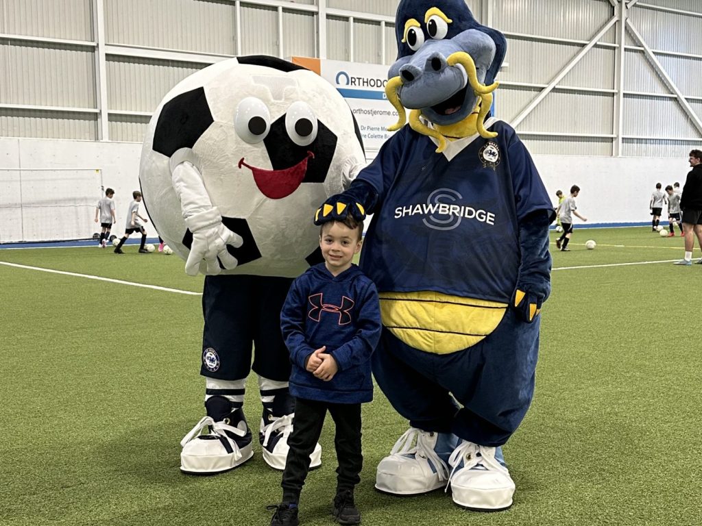 Deux mascottes sur un terrain de soccer