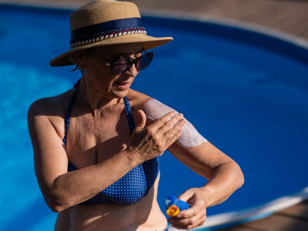 Les essentiels de la protection solaire pour une peau mature éclatante​​​​
