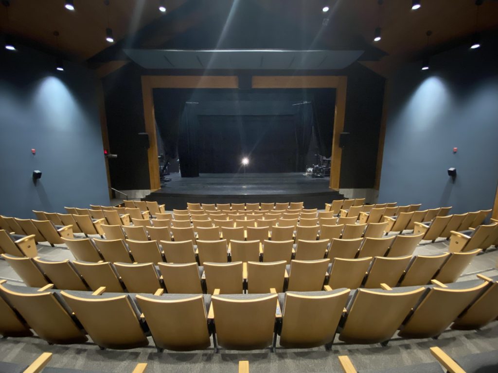 Une salle de spectacle vue de la régie