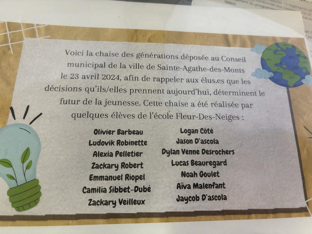 Une plaque avec des noms