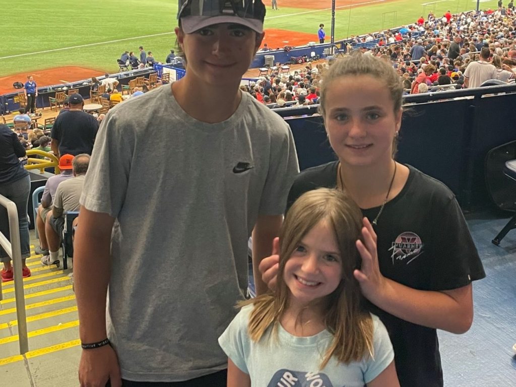 trois enfants devant le terrain du Tropicana Field de Tampa Bay