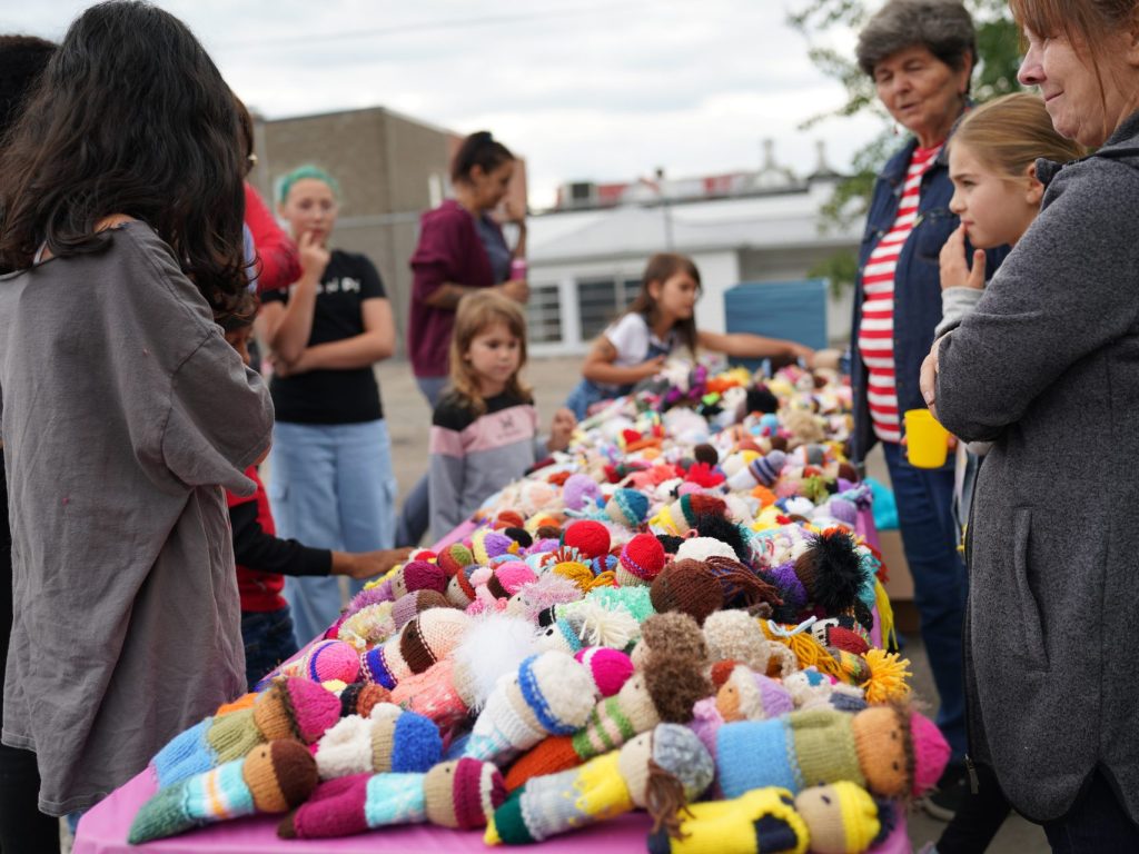 Le projet Poupées Réconfort : tricoter du bonheur pour les enfants