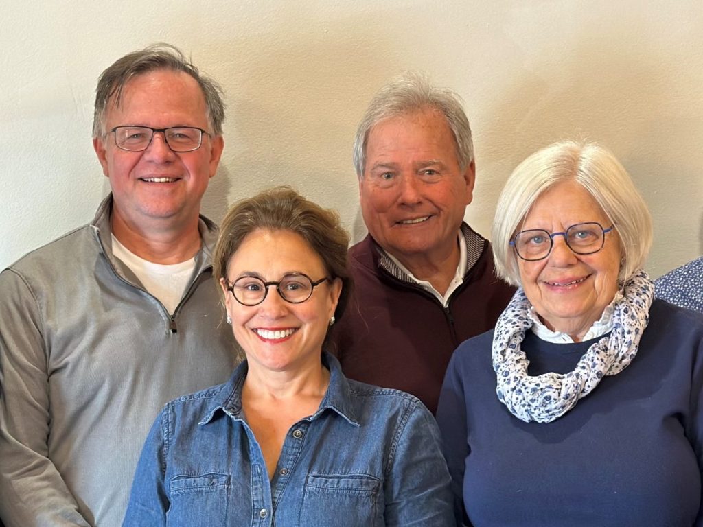 De gauche à droite : Richard Langevin, Richard Frenette et Isabelle Perreault, membres du conseil d’administration, John Richardson, président, Christine Dubreuil, secrétaire-trésorière et Yves Chartrand, vice-président.
Photo gracieuseté