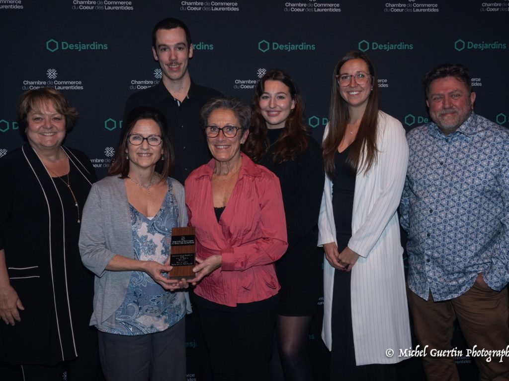 Sur la photo, le conseil exécutif de la Chambre de Commerce du Grand Sainte-Agathe Mme Catherine Lortie, présidente, M. Richard Grenier, VP et trésorier et Mme Lorraine Hamel, secrétaire accompagnent des employés du Restaurant Au Petit Poucet.
Photo Michel Guertin