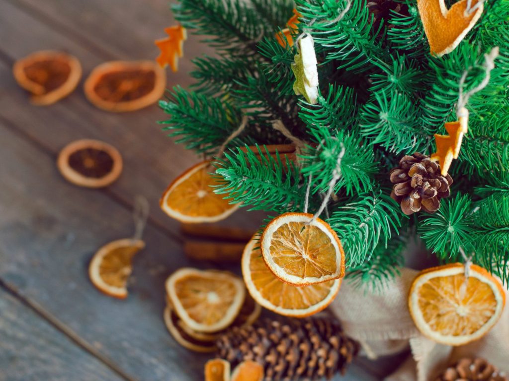 Créer un sapin de Noël écoresponsable : astuces déco pour réduire son empreinte écologique