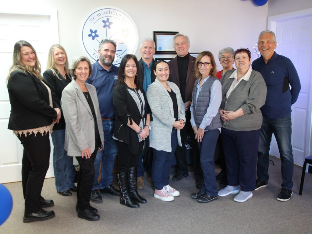 Dans l’ordre, on retrouve Mme Julie Therrien (coordonnatrice des programmes et services), Mme Catherine Vaudry (directrice générale), Mme Lyne Briand (adjointe administrative), toutes trois de la Société Alzheimer, M. Frédéric Broué maire de Ste-Agathe, Mme Nathalie Patrice (directrice générale adjointe à la SAL), M. Marc l’Heureux, préfet de la MRC des Laurentides et maire de Brébeuf, Mme Marianne Laliberté, attachée politique de la députée du comté de Bertrand Mme France-Élaine Duranceau, M. André Genest, préfet de la MRC des Pays-d’En-Haut, Mme Annie Lajoie, attachée politique de la députée de Laurentides-Labelle Mme Marie-Hélène Gaudreau,et les membres du conseil d’administration de la SAL, Mme Nicole Gauthier (administratrice,) Mme Diane Lesiège (présidente) et M. Michel Sauvageau (administrateur).
Photo gracieuseté