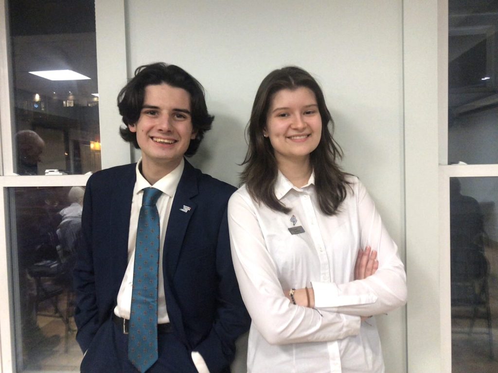 Emy Rousseau et Zachary Jean, présidente et vice-président du Conseil des élèves de la Polyvalente des Monts.
Photo Médialo – Gabrielle Sarthou