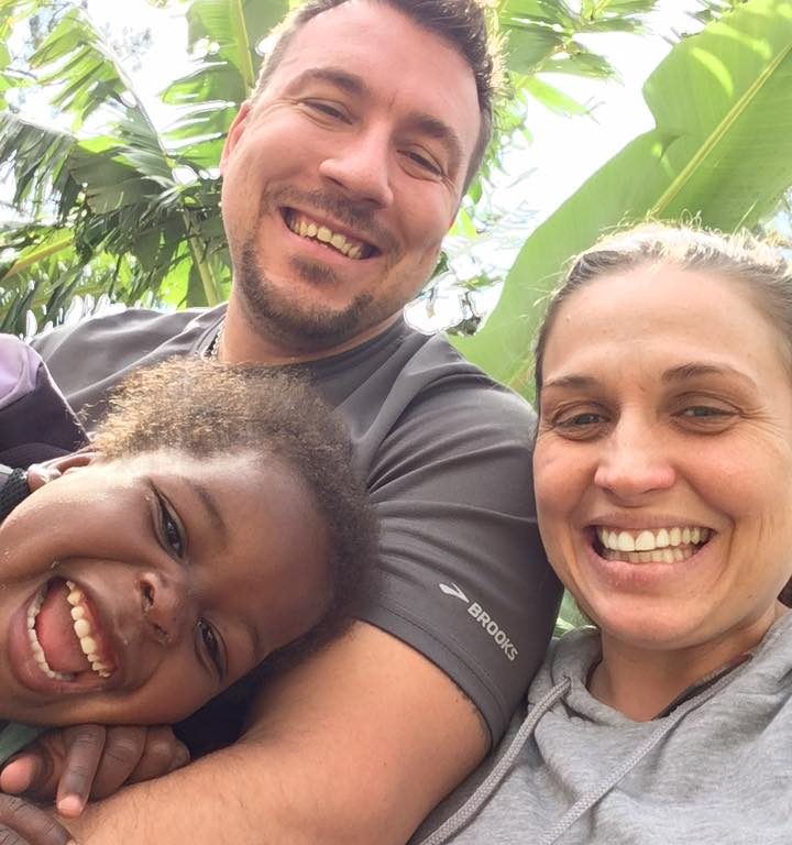 Isabelle Houle, son mari Philippe Cloutier et leur fille Misha lors de leur rencontre en Haïti.
Photo gracieuseté