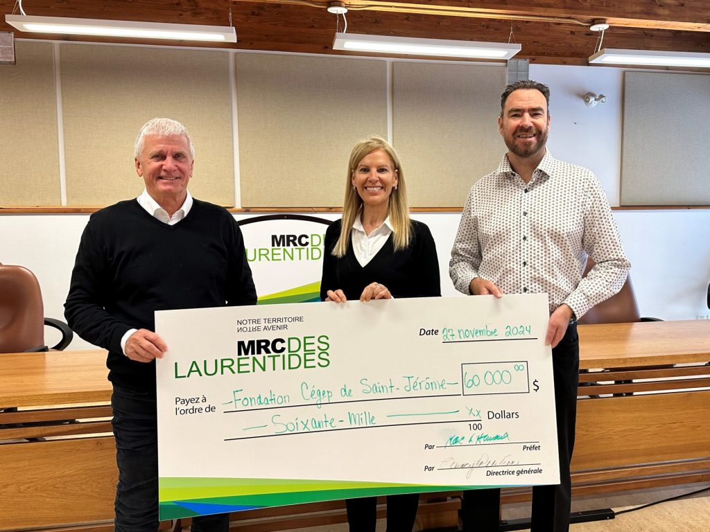 De gauche à droite : Marc l’Heureux, préfet de la MRC des Laurentides, Nancy Pelletier, directrice générale de la MRC des Laurentides et Joël Bouchard, directeur général de la Fondation du Cégep de Saint-Jérôme.
Photo gracieuseté